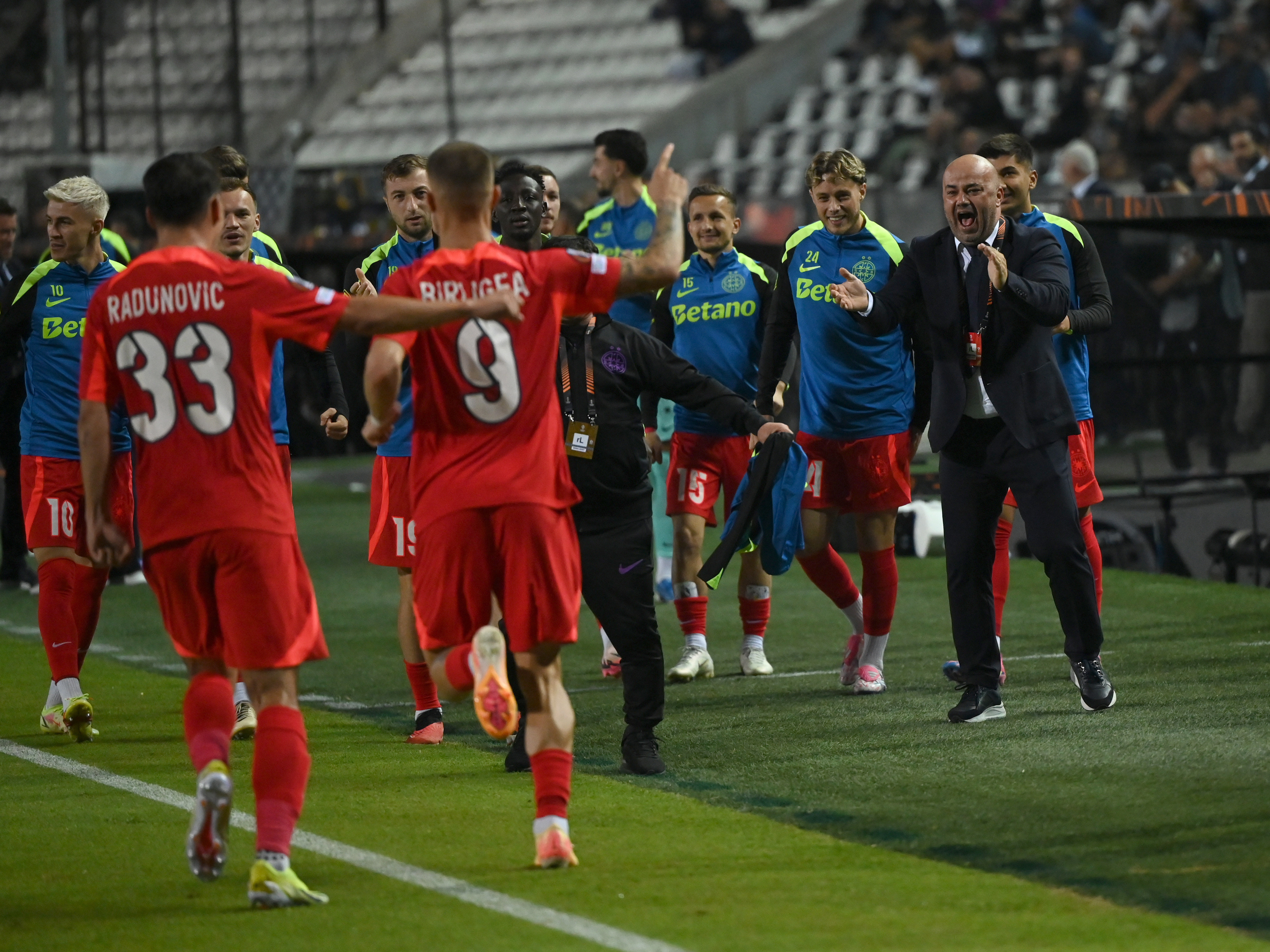 Daniel B&icirc;rligea &rdquo;a aruncat &icirc;n aer&rdquo; &rdquo;Toumba&rdquo;! Acțiune de vis a lui Darius Olaru și finalizare sigură din partea atacantului de la FCSB